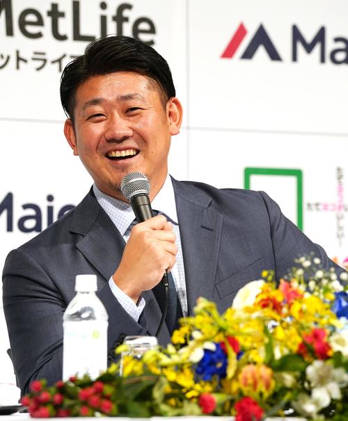 14年ぶりに西武に復帰する松坂は、入団会見で記者の質問に笑顔で答える（撮影・菅敏）