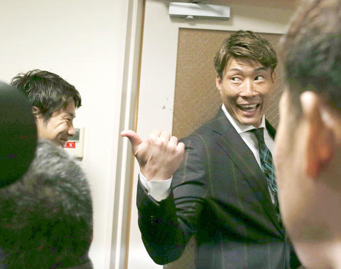 契約更改を終え球団事務所を引き揚げる糸井（撮影・上山淳一）