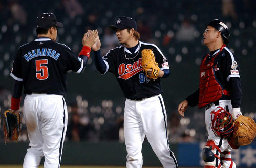 04年のオリックス戦で吉川勝成氏（中央）は最後の打者を打ち取り中村紀洋とタッチする。右は的山哲也捕手