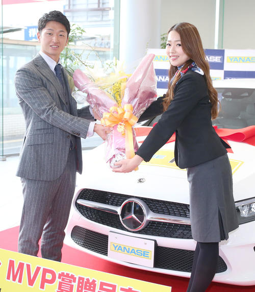 近本（左）は2019年度「ヤナセ・阪神タイガースMVP賞」贈呈式で花束が贈られる（撮影・上山淳一）