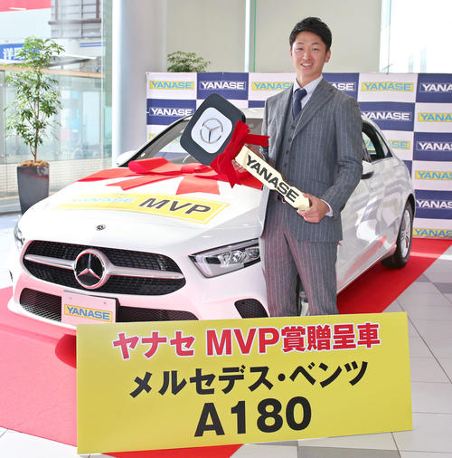 近本は2019年度「ヤナセ・阪神タイガースMVP賞」を受け贈呈車を横に笑顔を見せる（撮影・上山淳一）