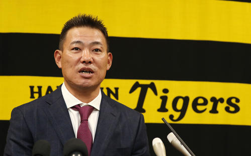 契約更改を終え会見する福留（撮影・加藤哉）
