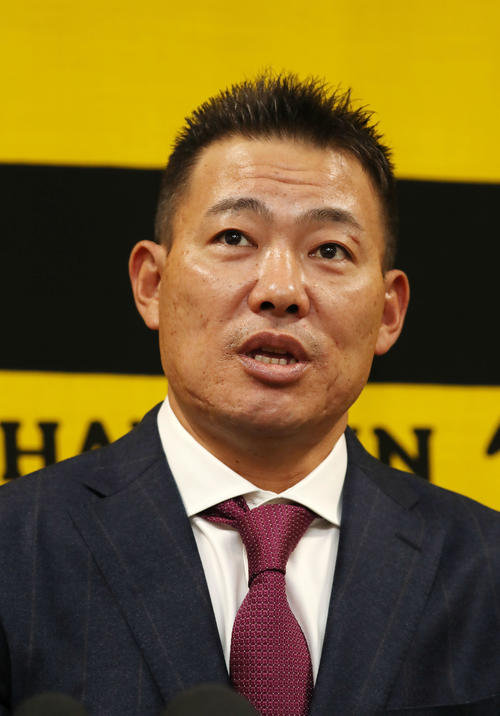 契約更改を終え会見する福留（撮影・加藤哉）