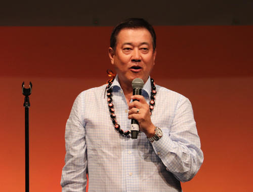 ウエルカムパーティーであいさつをする原監督