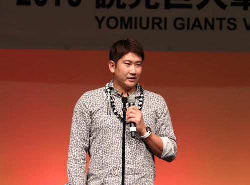 ウエルカムパーティーで乾杯の発声をする菅野