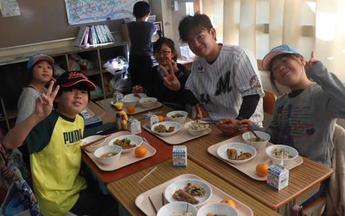 古和釜小学校の児童と給食を食べるロッテ中村稔（撮影・久永壮真）