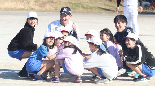 古和釜小学校の児童と体育の授業をするロッテ中村稔（撮影・久永壮真）