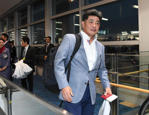 日本一優勝旅行に出発する工藤公康監督（撮影・今浪浩三）