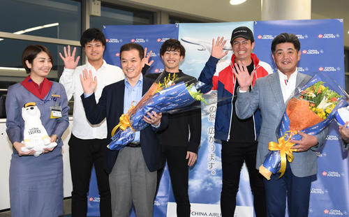 チャイナエアラインの特別チャータ便で日本一優勝旅行に出発する左から甲斐野央、周東佑京、工藤公康監督、高橋礼らソフトバンク（撮影・今浪浩三）