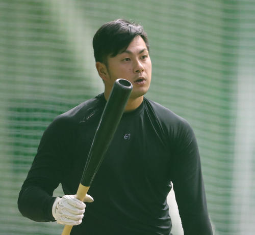 打撃練習後、フォームを確認する黒瀬健太（撮影・梅根麻紀）