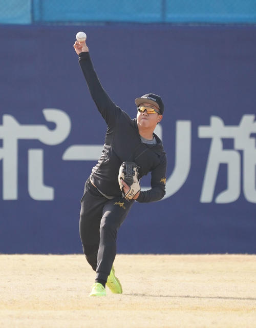キャッチボールで調整する中日柳（撮影・森本幸一）