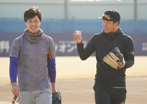 キャッチボールを終えパートナーの石田健人マルク（左）と談笑する柳裕也（右）（撮影・森本幸一）