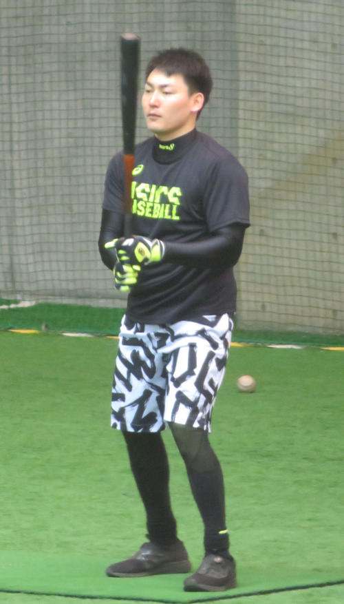 自主トレーニングで打撃練習を行う巨人丸（撮影・湯本勝大）