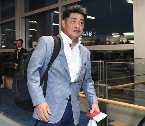 日本一優勝旅行に出発する工藤公康監督（撮影・今浪浩三）