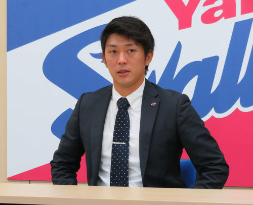 ダウンでの契約更改に浮かない表情をみせるヤクルト原
