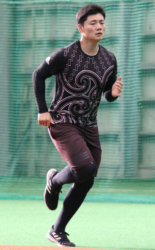 室内練習場でダッシュをする日本ハム清宮（撮影・山崎純一）