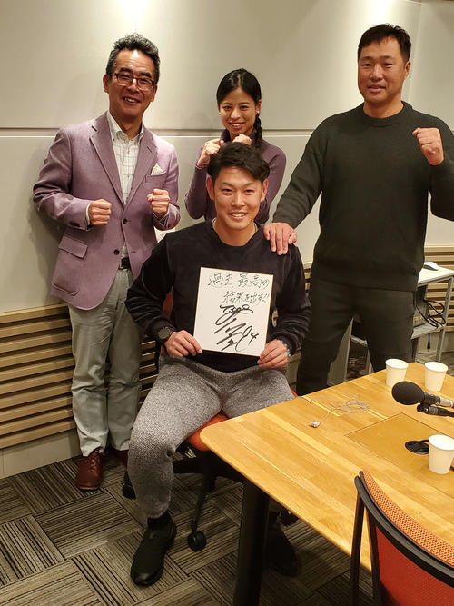 ABCラジオ「伊藤史隆のラジオノオト」に出演する手前の阪神原口。後方は左から伊藤アナウンサー、小林祐梨子氏、関本氏
