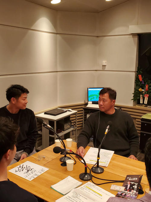 ABCラジオ「伊藤史隆のラジオノオト」に出演する阪神原口と元阪神の関本氏（右）