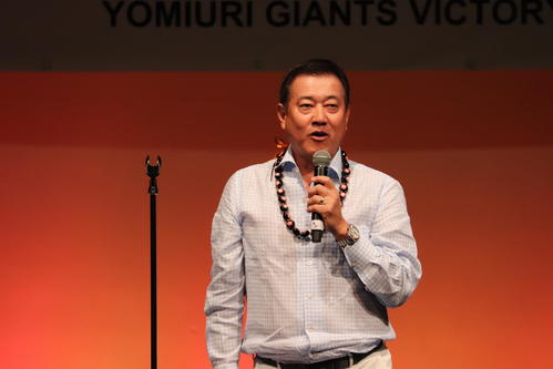 ウエルカムパーティーであいさつをする原監督