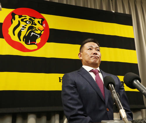 契約更改を終え、厳しい表情で会見する福留（撮影・加藤哉）