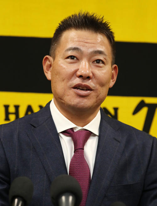 契約更改を終え会見する福留（撮影・加藤哉）