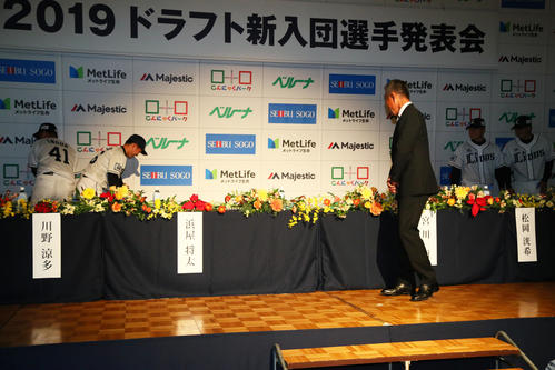 西武新入団会見で足を踏み外し壇上から落下した松岡をのぞき込む辻発彦監督（右）（撮影・足立雅史）