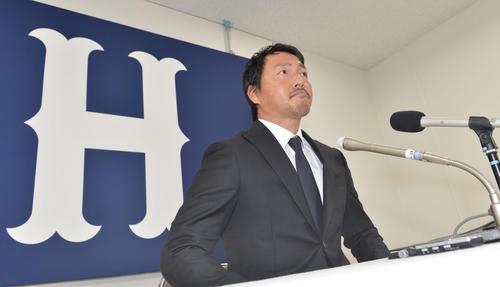 契約更改を終え、会見で口を真一文字に結ぶ広島長野（撮影・和賀正仁）