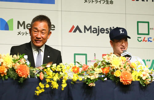 西武新入団会見で辻監督（左）の印象を笑顔で答える宮川（撮影・足立雅史）