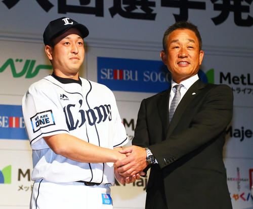西武新入団会見に臨み辻監督（右）と握手を交わす宮川（撮影・足立雅史）