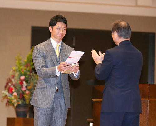 近本（左）は関学大「学長賞」授与式でクリスタルの楯と奨励金を受け取る（撮影・上山淳一）