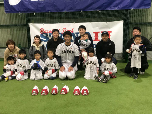 キャッチボール体験に参加した子どもたちと記念撮影に応じる侍ジャパン稲葉監督（中央）