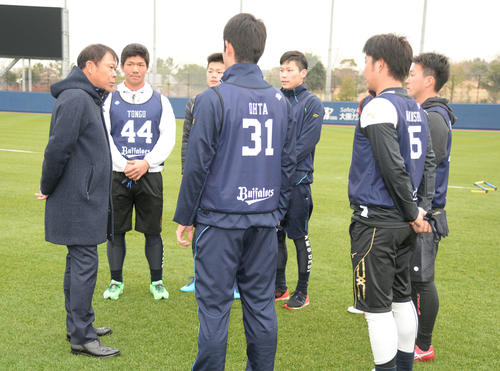 新人選手を激励するオリックス西村徳文監督（左端）（2019年1月10日撮影）