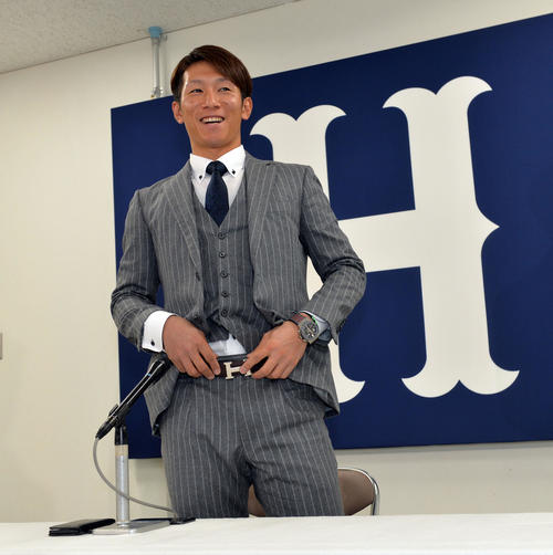 大幅アップで契約を更改し笑顔で会見に臨む広島西川（撮影・和賀正仁）