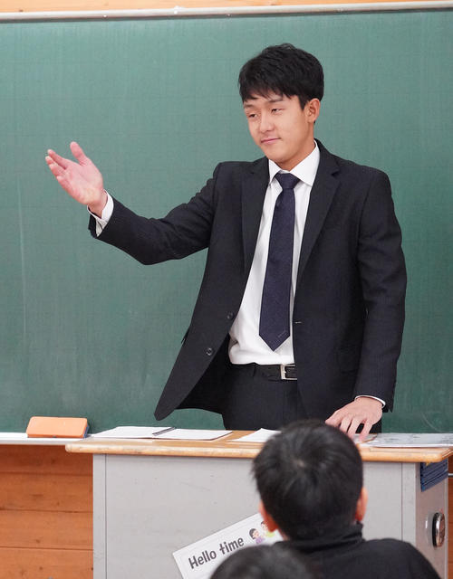 JFAこころのプロジェクト「夢の教室」で夢先生として参加し教壇に立ち話をする阪神小幡（撮影・森本幸一）