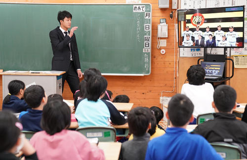 JFAこころのプロジェクト「夢の教室」で夢先生として参加し教壇に立ち話をする阪神小幡（撮影・森本幸一）
