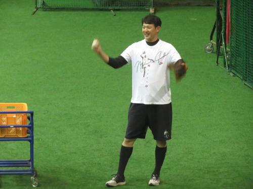 ジャイアンツ球場でネットスローする巨人岩隈（撮影・久保賢吾）