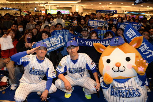 チャリティートークショーに参加し観客と記念撮影に納まるDeNA井納（中央）と斎藤（左）