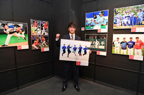 野球殿堂博物館での報道写真展にゲストで来場した日本ハム吉田（撮影・山崎安昭）