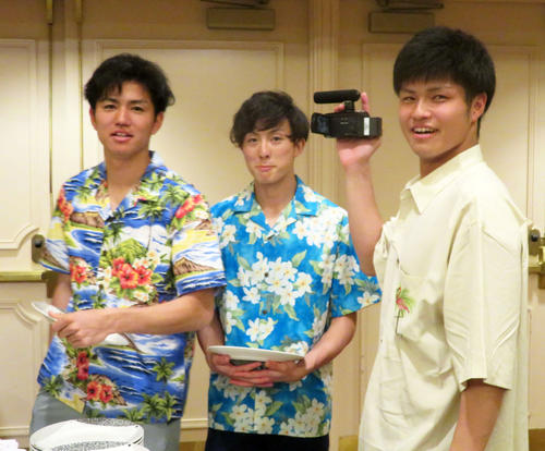 ハワイ日本一旅行のウエルカムパーティーでたわむれる、左からソフトバンク高橋礼、周東、甲斐野（撮影・山本大地）