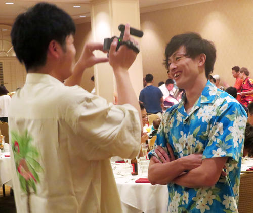 ハワイ日本一旅行のウエルカムパーティーでソフトバンク甲斐野に撮影される周東（撮影・山本大地）