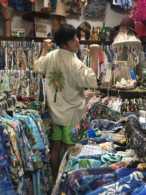 ハワイ日本一旅行で、選んだアロハシャツを誇らしく見せるソフトバンク甲斐野
