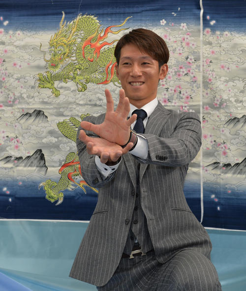 名前と同様に昇り龍のごとく昇給しポーズを取る広島西川（撮影・和賀正仁）