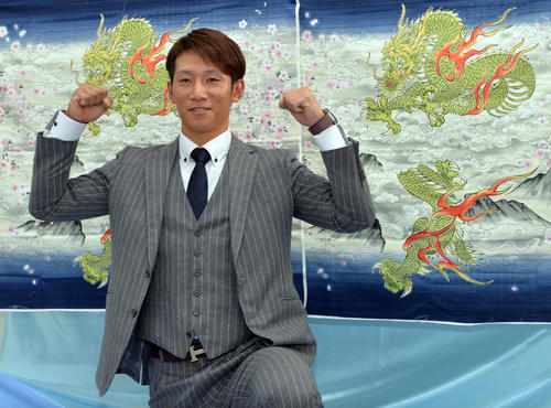 名前と同様に昇り龍のごとく昇給しガッツポーズする広島西川（撮影・和賀正仁）