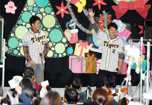 クリスマスパーティーに参加し、望月（左）とゲームを楽しむ北條（撮影・加藤哉）