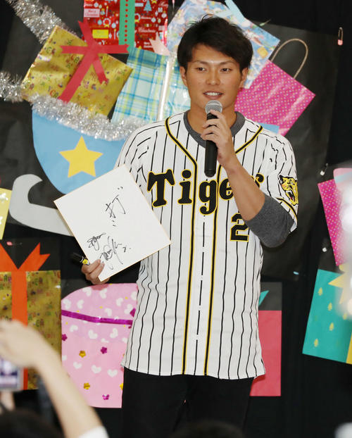 クリスマスパーティーに参加し来年の漢字1文字を披露する北條（撮影・加藤哉）