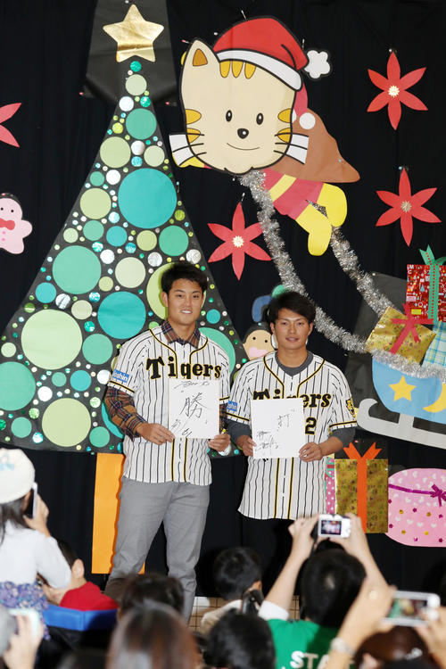 クリスマスパーティーに参加した望月（左）と北條は、それぞれ来年の漢字1文字を披露する（撮影・加藤哉）