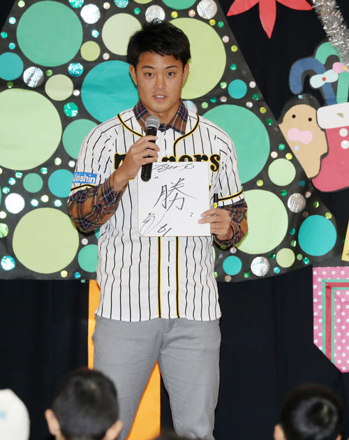 クリスマスパーティーに参加し来年の漢字1文字を披露する望月（撮影・加藤哉）