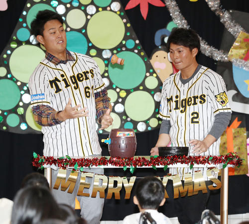 クリスマスパーティーに参加し「黒髭危機一髪ゲーム」で人形を跳ばして驚く望月（左）、右は北條（撮影・加藤哉）
