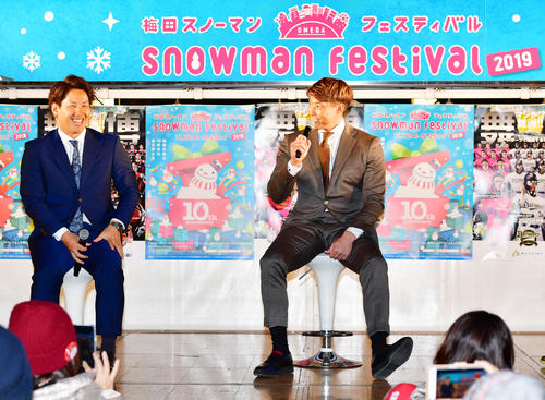 梅田スノーマンフェスティバル2019のトークショーで笑顔をみせるオリックス吉田正（左）と阪神糸井（撮影・清水貴仁）