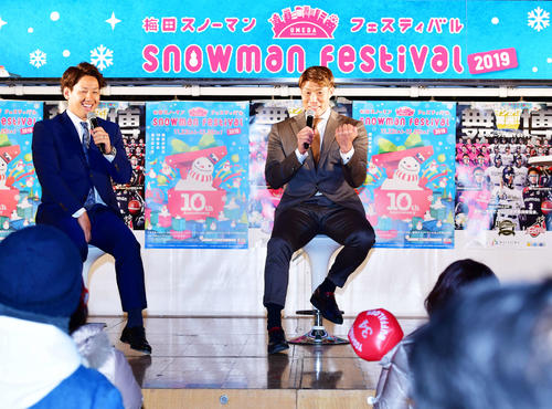 梅田スノーマンフェスティバル2019のトークショーで笑顔をみせるオリックス吉田正（左）と阪神糸井（撮影・清水貴仁）